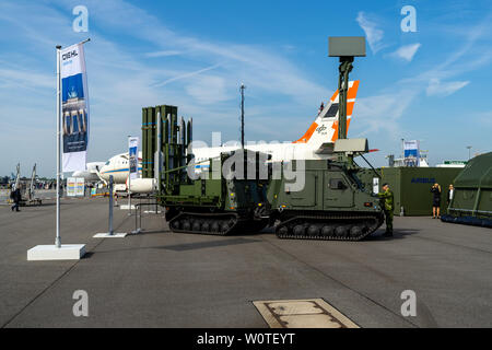 BERLIN, DEUTSCHLAND - 27. APRIL 2018: IRIS-T SLS Aussetzstation mit Befehl und Fire-control system der Firma Diehl Defence. Ausstellung die ILA Berlin Air Show 2018 Stockfoto