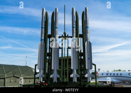 BERLIN, DEUTSCHLAND - 27. APRIL 2018: IRIS-T SLS aussetzstation der Firma Diehl Defence. Ausstellung die ILA Berlin Air Show 2018 Stockfoto