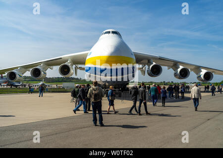 BERLIN, DEUTSCHLAND - 27. APRIL 2018: Strategische transportflugzeugs Antonov An-225 Mriya von Antonov Airlines auf dem Flugplatz. Ausstellung die ILA Berlin Air Show 2018 Stockfoto