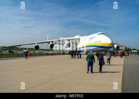 BERLIN, DEUTSCHLAND - 27. APRIL 2018: Strategische transportflugzeugs Antonov An-225 Mriya von Antonov Airlines auf dem Flugplatz. Ausstellung die ILA Berlin Air Show 2018 Stockfoto
