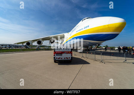 BERLIN, DEUTSCHLAND - 27. APRIL 2018: Strategische transportflugzeugs Antonov An-225 Mriya von Antonov Airlines auf dem Flugplatz. Ausstellung die ILA Berlin Air Show 2018 Stockfoto