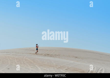 MUI NE, VIETNAM - April 25: Unbekannter Touristen entspannen und Fotos auf April 25,2019 am White Sand dune Wüste in Mui Ne, Vietnam nehmen Stockfoto