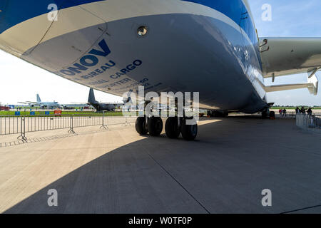 BERLIN, DEUTSCHLAND - 27. APRIL 2018: Bugfahrwerk der Strategischen airliner Antonov An-225 Mriya von Antonov Airlines. Ausstellung die ILA Berlin Air Show 2018 Stockfoto