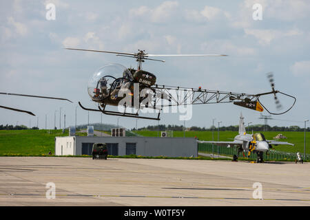 BERLIN, DEUTSCHLAND - 27. APRIL 2018: Start multipurpose Leichter Hubschrauber Bell 47. Ausstellung die ILA Berlin Air Show 2018 Stockfoto