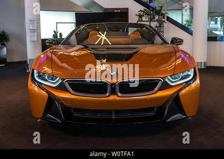 BERLIN - Juni 09, 2018: Showroom. Eine Plug-in-Hybrid Sportwagen BMW i8 Roadster. Stockfoto
