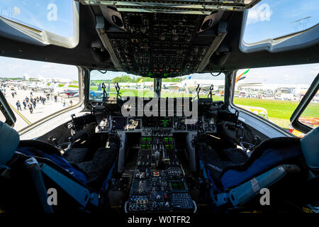 BERLIN - April 27, 2018: Cockpit der strategischen und taktischen Transportflugzeugs Boeing C-17 Globemaster III. Ausstellung die ILA Berlin Air Show 2018 Stockfoto