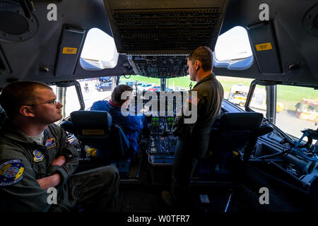 BERLIN - April 27, 2018: Cockpit der strategischen und taktischen Transportflugzeugs Boeing C-17 Globemaster III. Ausstellung die ILA Berlin Air Show 2018 Stockfoto