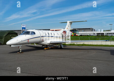 BERLIN, 27. APRIL 2018: Licht Business Jet Embraer EMB-505 Phenom 300. Ausstellung die ILA Berlin Air Show 2018 Stockfoto