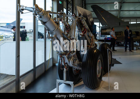 BERLIN - April 27, 2018: Pavillon 'Defense und Sicherheit". Das hauptfahrwerk der militärischen Transportflugzeuge Transall C-160. Ausstellung die ILA Berlin Air Show 2018. Stockfoto