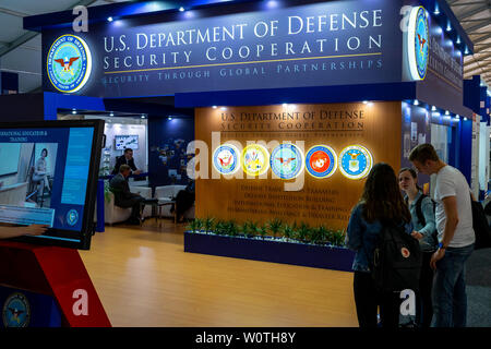 BERLIN - April 27, 2018: Pavillon 'Defense und Sicherheit", stand der US-Verteidigungsministerium sicherheitspolitische Zusammenarbeit. Ausstellung die ILA Berlin Air Show 2018. Stockfoto