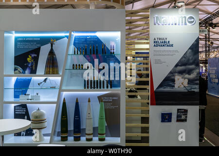 BERLIN - April 27, 2018: Pavillon 'Defense und Sicherheit", stand der Nammo - Norwegisch/Finnisch-, Raumfahrt- und Verteidigungsunternehmen. Ausstellung die ILA Berlin Air Show 2018. Stockfoto