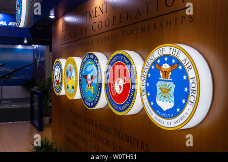 BERLIN - April 27, 2018: Pavillon 'Defense und Sicherheit", stand der US-Verteidigungsministerium sicherheitspolitische Zusammenarbeit. Ausstellung die ILA Berlin Air Show 2018. Stockfoto