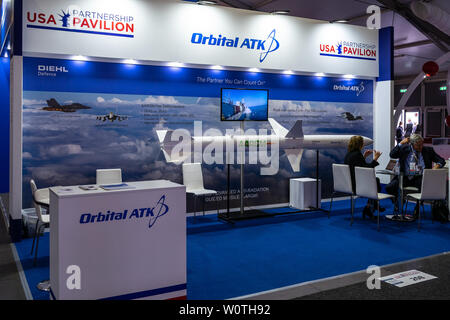 BERLIN - April 27, 2018: Pavillon 'Defense und Sicherheit", stand von Orbital ATK Inc. amerikanische Hersteller für Luft- und Raumfahrt- und Verteidigungsindustrie. Ausstellung die ILA Berlin Air Show 2018. Stockfoto