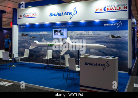 BERLIN - April 27, 2018: Pavillon 'Defense und Sicherheit", stand von Orbital ATK Inc. amerikanische Hersteller für Luft- und Raumfahrt- und Verteidigungsindustrie. Ausstellung die ILA Berlin Air Show 2018. Stockfoto