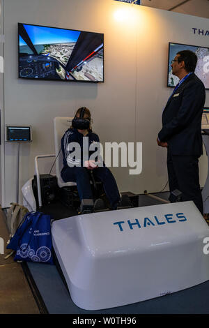 BERLIN, 27. APRIL 2018: Verteidigung und Sicherheit Pavillon, Stand der Thales Gruppe, ein französisches Unternehmen, das Designs und elektrische Systeme für die Luft- und Raumfahrt, Verteidigung und Sicherheit schafft. Ausstellung die ILA Berlin Air Show 2018. Stockfoto