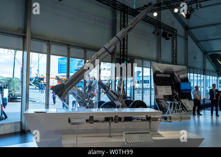 BERLIN - April 27, 2018: Pavillon 'Defense und Sicherheit". Meteor (Rakete) ist ein aktives Radar geführte Jenseits - Visual-Luft-zu-Luft (BVRAAM) entwickelt von MBDA. Ausstellung die ILA Berlin Air Show 2018 Stockfoto