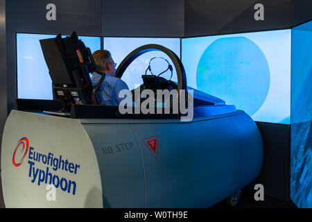 BERLIN, 27. APRIL 2018: Cockpit von multirole Fighter Eurofighter Typhoon. Trainingssimulator für Militärpiloten. Ausstellung die ILA Berlin Air Show 2018 Stockfoto