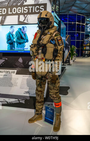 BERLIN - April 27, 2018: Schutzausrüstung für Schutz der Piloten CBRN-Kleidung", Design von AUTOFLUG GmbH. Ausstellung die ILA Berlin Air Show 2018. Stockfoto