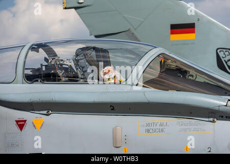 BERLIN, 27. April 2018: Das Cockpit der multirole Fighter, Strike Aircraft Panavia Tornado. Die deutsche Luftwaffe. Ausstellung die ILA Berlin Air Show 2018. Stockfoto