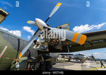 BERLIN, 26. APRIL 2018: Turboprop Rolls-Royce Tyne Rty.20 Mk 22 von Luftfahrzeugen mit einer Transall C-160D, close-up. Die deutsche Luftwaffe. Ausstellung die ILA Berlin Air Show 2018 Stockfoto