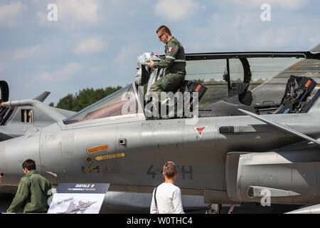 BERLIN, 27. APRIL 2018: Cockpit und Pilot der multirole Fighter Dassault Rafale. Französische Luftwaffe. Ausstellung die ILA Berlin Air Show 2018. Stockfoto