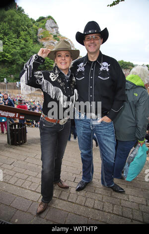 Tanja Schumann mit Ehemann Stefan Burmeister, Karl May Spiele 2018 Premiere am Kalkberg, Bad Segeberg, 23.06.2018 Stockfoto