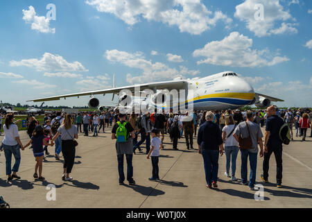 BERLIN, 28. APRIL 2018: Strategische transportflugzeugs Antonov An-225 Mriya von Antonov Airlines auf dem Flugplatz. Ausstellung die ILA Berlin Air Show 2018 Stockfoto