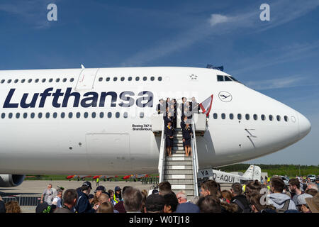 BERLIN, 28. April 2018: Die Besatzung der Großraumflugzeuge Jet Airliner Boeing 747-8. Lufthansa. Ausstellung die ILA Berlin Air Show 2018. Stockfoto