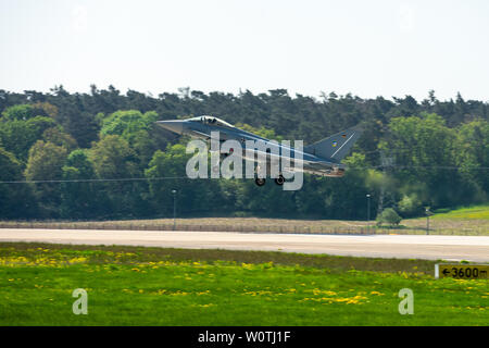 BERLIN, DEUTSCHLAND - 28. APRIL 2018: die Landung der multirole Fighter Eurofighter Typhoon. Ausstellung die ILA Berlin Air Show 2018 Stockfoto