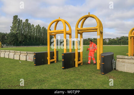 Wimbledon, London. UK. 28. Juni 2019. Konkrete Barrieren und Metal Gates werden außerhalb der All England Tennis Club im öffentlichen queuing Zone installiert, Besucher in der Vorbereitung für das Wimbledon Lawn Tennis Meisterschaften, die am 1. Juli beginnen zu schützen. Credit: Amer ghazzal/Alamy leben Nachrichten Stockfoto