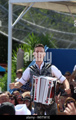 In qualität Tagessieger beim Sommerhitkoenig: Simon Wild mit Handharmonika in der ARD-Sendung 7. Folge 2018 "Immer wieder Sonntags" Stockfoto