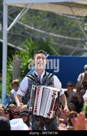 In qualität Tagessieger beim Sommerhitknig: Simon Wild mit Handharmonika in der ARD-Sendung 2. Folge 2018 "Immer wieder Sonntags" Stockfoto