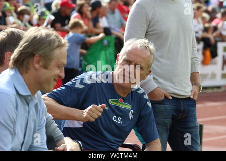 Trainer Christian Streich (Freiburg) im Gespräch mit Sportlicher Leiter Klemens Hartenbach (Freiburg) beim Testspiel - Auswahl FC Waldkirch - SC Freiburg Stockfoto