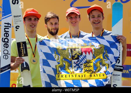 Deutscher Meister: Bayern II mit Karl Geiger (SC Oberstdorf), Max Goller (SC Partenkirchen), Raimund Philipp (SC Oberstdorf) und Markus Eisenbichler (TSV Siegsdorf) Teamwettkampf Skisprung DM 2018 Hinterzarten Stockfoto