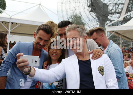 Selfie mit den Fans: Klubbb 3 mit Florian Silbereisen (Sänger/Musiker und Entertainer) in der ARD-Sendung 9. Folge 2018 "Immer wieder Sonntags" Stockfoto