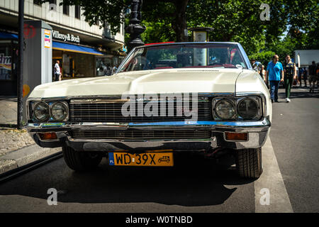 BERLIN - Juni 09, 2018: Full-size Auto Chevrolet Impala (vierte Generation). Classic Days Berlin 2018. Stockfoto