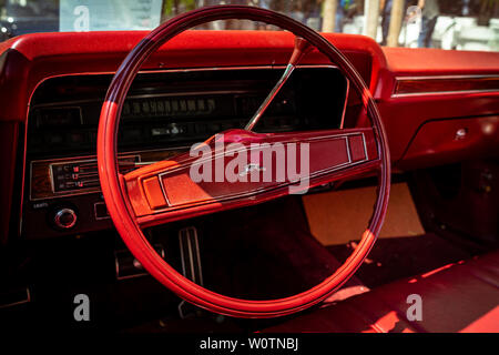 BERLIN - Juni 09, 2018: in einem großen Auto Chevrolet Impala (vierte Generation). Classic Days Berlin 2018. Stockfoto