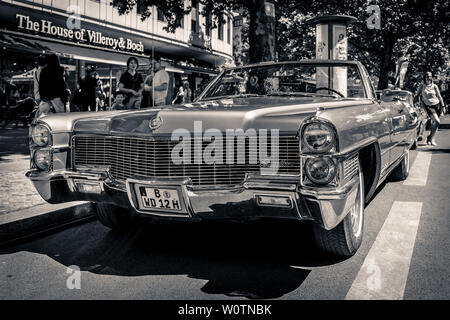 BERLIN - Juni 09, 2018: Full-size Luxus auto Cadillac Eldorado Cabrio (5. Generation). Schwarz und Weiß. Classic Days Berlin 2018. Stockfoto
