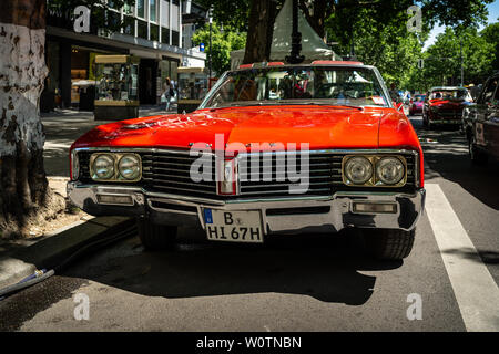 BERLIN - Juni 09, 2018: Full-size Auto Buick LeSaber Cabrio (dritte Generation). Classic Days Berlin 2018. Stockfoto
