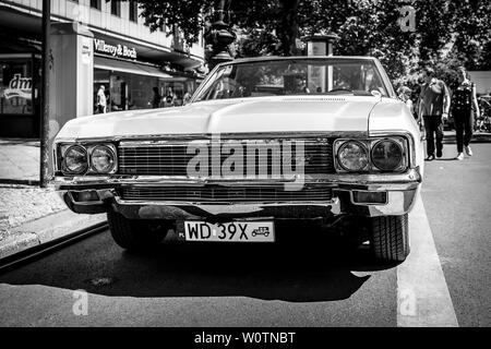 BERLIN - Juni 09, 2018: Full-size Auto Chevrolet Impala (vierte Generation). Schwarz und Weiß. Classic Days Berlin 2018. Stockfoto