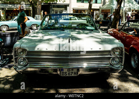 BERLIN - Juni 09, 2018: Full-size Mietwagen Plymouth Fury III Convertible, 1967. Classic Days Berlin 2018. Stockfoto
