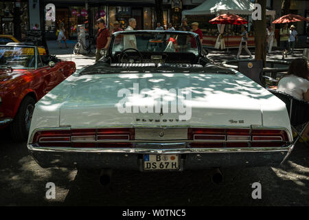 BERLIN - Juni 09, 2018: Full-size Mietwagen Plymouth Fury III Convertible, 1967. Ansicht von hinten. Classic Days Berlin 2018. Stockfoto
