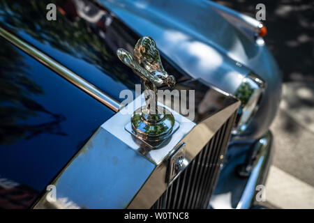 BERLIN - Juni 09, 2018: Der berühmte Wahrzeichen Geist der Ekstase" auf dem Rolls-Royce luxus Auto. Classic Days Berlin 2018. Stockfoto