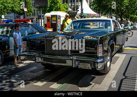 BERLIN - Juni 09, 2018: Full-size Luxury Car Lincoln Continental Town Coupé (5. Generation). Classic Days Berlin 2018. Stockfoto