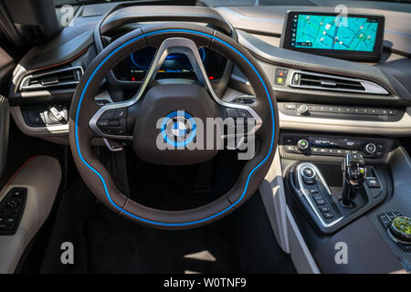 BERLIN - Juni 09, 2018: Showroom. Innenraum eines Plug-in-Hybrid Sportwagen BMW i8 Roadster. Stockfoto