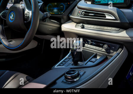 BERLIN - Juni 09, 2018: Showroom. Innenraum eines Plug-in-Hybrid Sportwagen BMW i8 Roadster. Stockfoto
