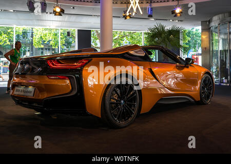 BERLIN - Juni 09, 2018: Showroom. Eine Plug-in-Hybrid Sportwagen BMW i8 Roadster. Stockfoto