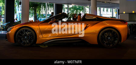 BERLIN - Juni 09, 2018: Showroom. Eine Plug-in-Hybrid Sportwagen BMW i8 Roadster. Stockfoto
