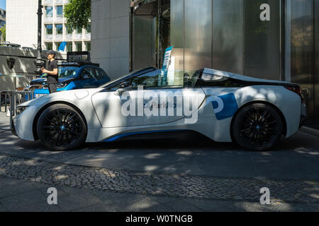 BERLIN - Juni 09, 2018: Showroom. Eine Plug-in-Hybrid Sportwagen BMW i8 Roadster. Stockfoto