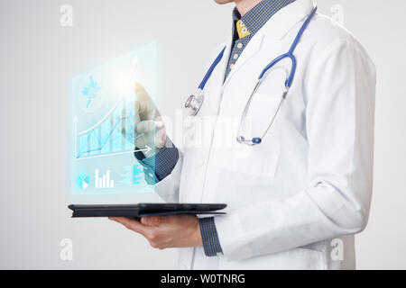 Arzt interagiert mit virtuellen Bildschirm der neuen Technologie für die Medizin. Technologische Innovation und Medizin Konzept. Stockfoto